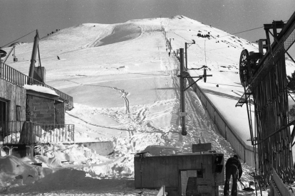 Un esquiador en las pistas de Port Ainé en 1987, año en que la estación abrió al público.