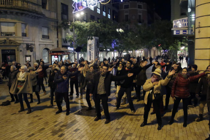 Desenes de persones van participar ahir en la performance de la plaça Sant Joan.