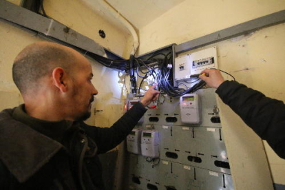 Imatge d’arxiu d’una inspecció de comptadors elèctrics en mal estat en un bloc de la Mariola.