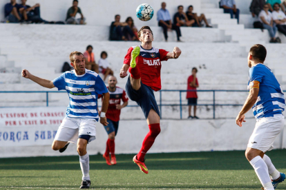 Un jugador del Balaguer controla la pilota davant de la pressió d’un rival en una jugada del partit d’ahir.
