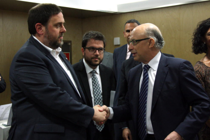 Junqueras saluda a Montoro, al inicio de la reunión de ayer del Consejo de Política Fiscal y Financiera.