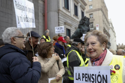 Mobilització de pensionistes ahir a les portes del Congrés en defensa de la prestació.