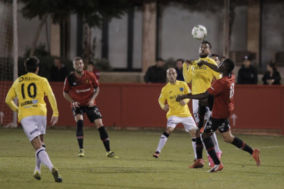 El delantero mallorquín del Lleida, Martí, salta por un balón ante la oposición de un jugador del Mallorca B.