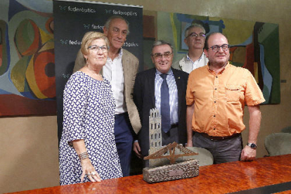 Montse Parra, Félix González, Àngel Ros, Josep Bellera i Xavier Vivas, amb el trofeu Ciutat de Lleida.