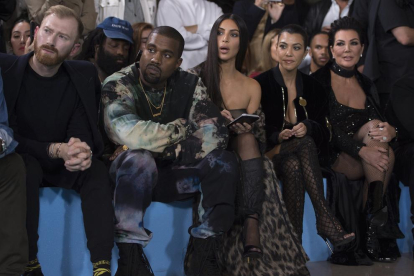 El cantant nord-americà Kanye West, la seua esposa Kim Kardashian (centre), Kourtney Kardashian i Kris Jenner durant la passarel·la d'Off-White.