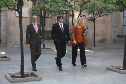 Joan Vidal, Carles Puigdemont i Neus Munté, ahir abans de la reunió del Govern.