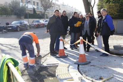 El alcalde visitó ayer las obras en la calle Monestir de Gerri.