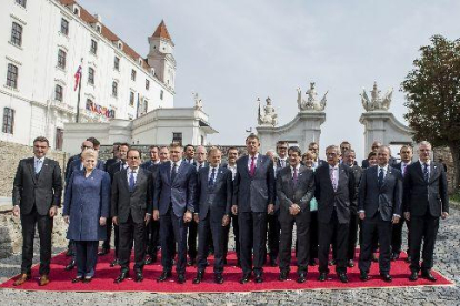 Foto de família dels caps d’estat i de govern de la Unió Europea, reunits ahir a Bratislava.