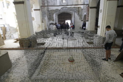 Colomar instal·lat per l’ajuntament de Rosselló a l’interior de l’església de Sant Pere.