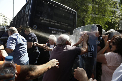 Pensionistes es van enfrontar ahir a policies grecs a Atenes.