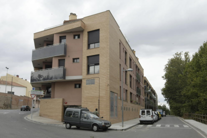 Imatge d’arxiu del bloc d’habitatges al carrer Santiago Rusiñol de les Borges Blanques.