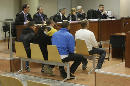 Cinc dels sis acusats, ahir al banc de l’Audiència Provincial de Lleida.