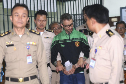La policía escolta Artur Segarra a su llegada a los juzgados de Bangkok.