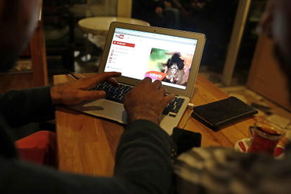 Un ciutadà navega per internet amb l’ordinador.