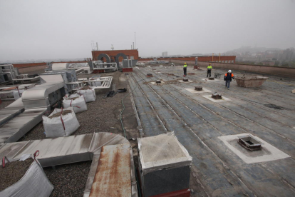 Varios operarios trabajaban ayer en las nuevas habitaciones de la UCI del Arnau de Vilanova. 