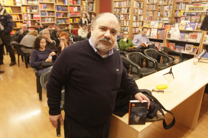 Ferran Sáez presentó ayer su novela en la librería Caselles de Lleida junto al poeta Pere Rovira.