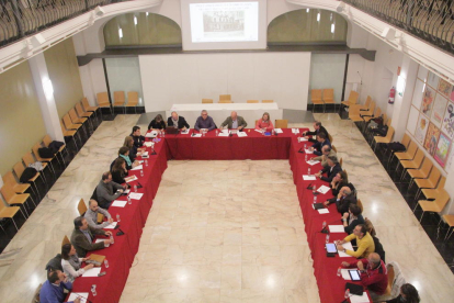Rafael Peris va presidir la reunió de la Taula de Promoció de la Ciutat sobre els futurs usos del Xalet.