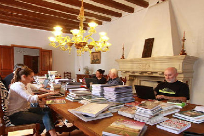 Els participants es van reunir al saló Victòria, menjador d’hivern del Castell del Remei.