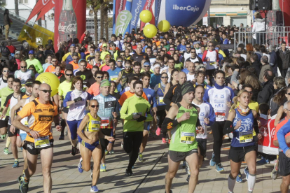 Corredores tomando la salida desde la Llotja en la pasada edición de La Sansi Lleida.