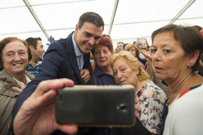 Rajoy es fotografia amb una ciutadana de Bilbao, en la visita ahir a la ciutat basca.