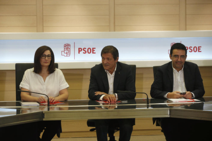 El president de la gestora del PSOE, Javier Fernández, al centre de la imatge.