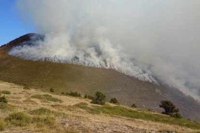 El foc es va iniciar dissabte a la tarda a més de 2.000 metres d’altura al poble de Cerbi.