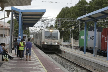 Una màquina va remolcar dijous un mercaderies avariat que va parar dos trens entre Borges i Vinaixa.