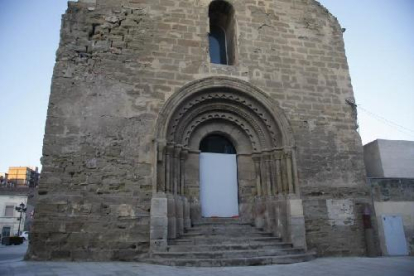 Un moment de la inauguració oficial ahir de la restauració de la portalada, amb el bisbe de Lleida i autoritats.