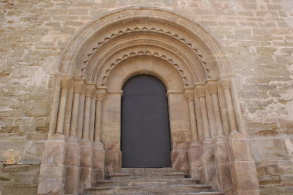 Un moment de la inauguració oficial ahir de la restauració de la portalada, amb el bisbe de Lleida i autoritats.