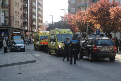 El doble atropello se produjo ayer en la calle Lluís Companys. 