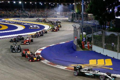 L’alemany Nico Rosberg celebra el triomf a Singapur, amb el qual recupera el lideratge del Mundial al ser Hamilton tercer.