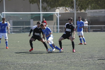 Un jugador del Vilanova controla l’esfèric davant d’un futbolista del filial del Lleida Esportiu.