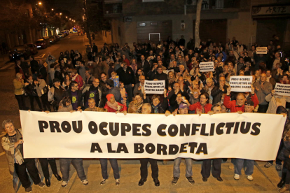 Uns dos-cents veïns de la Bordeta van reivindicar de forma pacífica l’expulsió del barri dels okupes conflictius i reincidents.