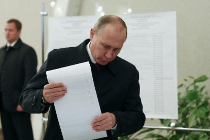 Putin, votant ahir en un col·legi electoral a Moscou.