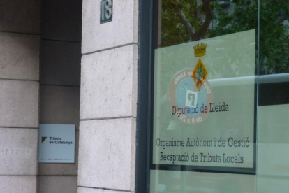 Una placa de l’Agència Tributària (Tributs de Catalunya) a la seu de recaptació de la Diputació.