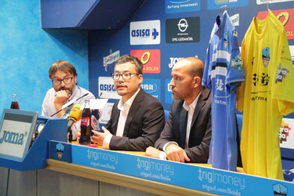 Xavi Orobitg, que va fer de traductor d’anglès, He Jun i Jordi Esteve, ahir durant la roda de premsa a les instal·lacions del Lleida Esportiu.