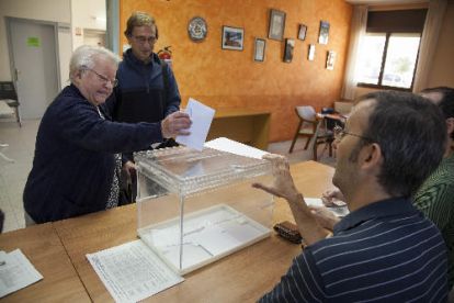 Enric Dalmau, de la llista guanyadora de la FCAC, en el moment de votar a les Borges Blanques.