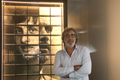 Tatxo Benet, el pasado miércoles en la exposición de Mediapro en Barcelona junto a unas imágenes de Cruyff y Guardiola.