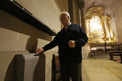 Un feligrés depositando ayer por la tarde una moneda en la Catedral Nova de Lleida. 
