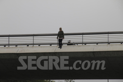La noia, al sortint del pont de Príncep de Viana. Aquí, damunt de l'avinguda del Segre.