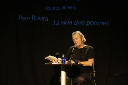 Recital poètic de l’escriptor Pere Rovira, ahir al Cafè del Teatre.