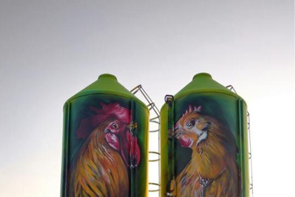 Los silos de la granja, con las imágenes del gallo y la gallina.