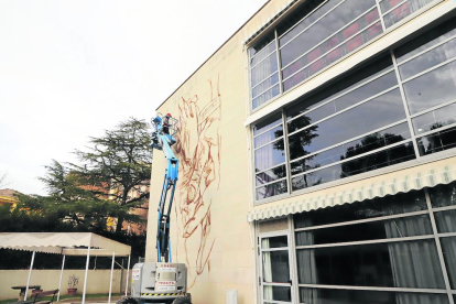 Lily Brik va començar ahir el seu primer encàrrec a Lleida després de 5 anys com a muralista professional.