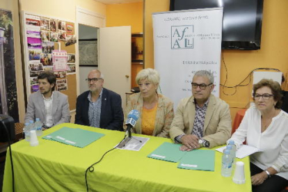 Presentació dels actes d’Afall a Lleida, que va comptar amb el testimoni d’una cuidadora (dreta).