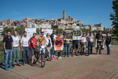 Els participants en la cursa de mitjans de transport de la Setmana de la Mobilitat Sostenible, després d’arribar a Lleida.
