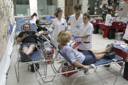 Alguns dels donants de sang que van participar ahir en la marató de la Biblioteca de Lleida.