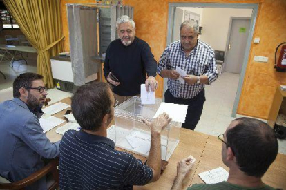 Imatge d’una dona en el moment d’anar a votar diumenge a Maials.