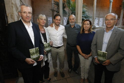 Carles Giró, tercer per l’esquerra, ahir a l’IEI abans de la presentació de la seua novel·la ‘Les 7 sales’.