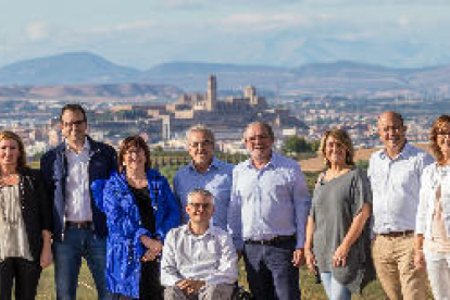 Joan Reñé i els membres de la seua candidatura per dirigir el partit a les comarques del pla de Lleida, amb la capital i la Seu Vella al fons.