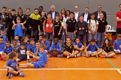 Nens de l’EFS Comtat d’Urgell amb representants de tots dos clubs i autoritats.